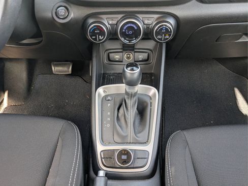 Used 2024 Hyundai Venue SEL FWD image 20