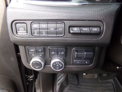 Used 2021 GMC Yukon Denali w/ Denali Ultimate Package AWD/4WD image 21
