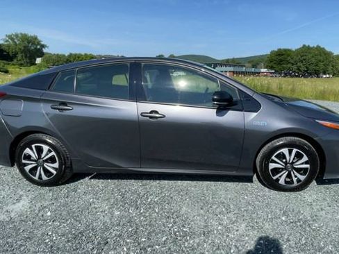 Certified 2018 Toyota Prius Prime Plus FWD image 9