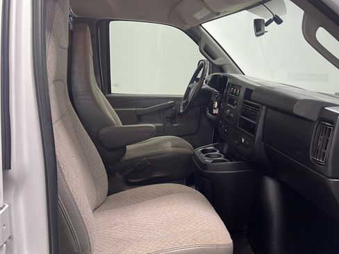 Used 2016 GMC Savana 2500 RWD image 17