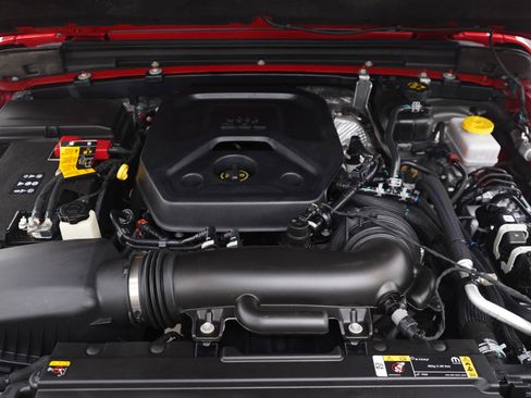 Used 2025 Jeep Wrangler Sahara image 31