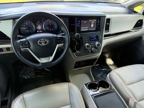 Used 2017 Toyota Sienna XLE FWD image 28