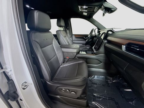 Used 2025 GMC Yukon XL Denali AWD/4WD image 29