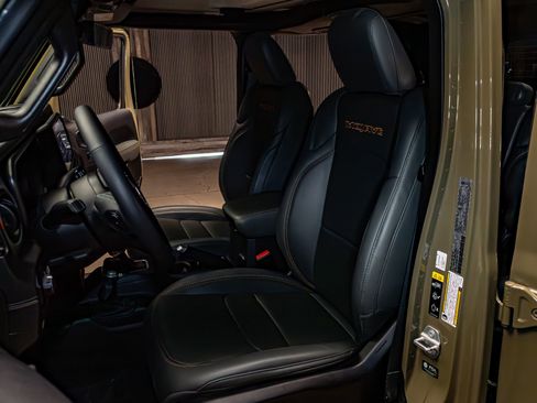 Used 2025 Jeep Gladiator Mojave image 24