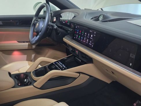 Certified 2025 Porsche Cayenne E-Hybrid Coupe AWD/4WD image 29