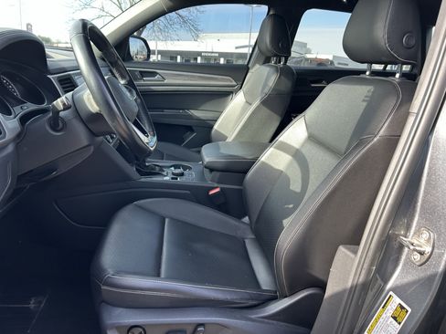 Used 2020 Volkswagen Atlas Cross Sport SE w/ Panoramic Sunroof Package image 21