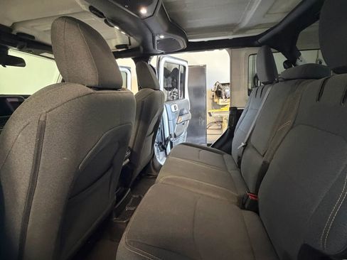 Used 2024 Jeep Wrangler Unlimited Sahara image 16