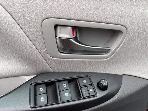 Used 2019 Toyota Sienna LE image 18