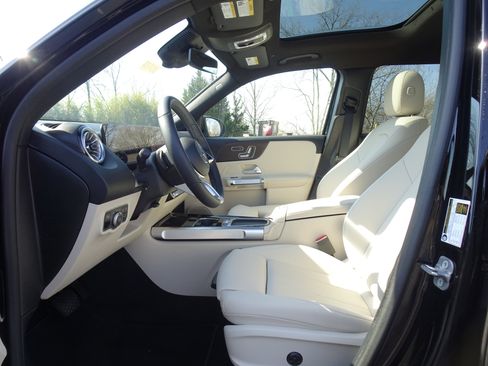 Used 2025 Mercedes-Benz GLB 250 4MATIC image 2