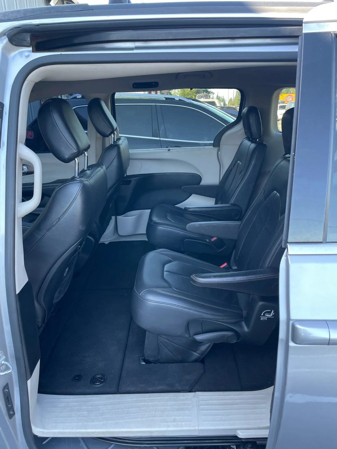 Used 2017 Chrysler Pacifica Touring-L FWD image 15