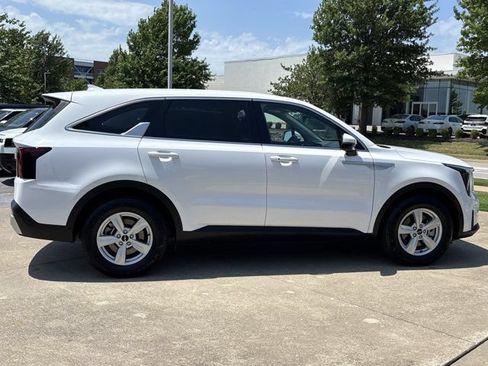 Used 2025 Kia Sorento LX FWD image 2