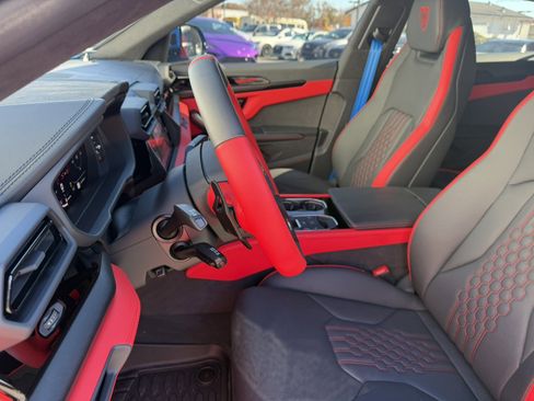 Used 2025 Lamborghini Urus SE image 17