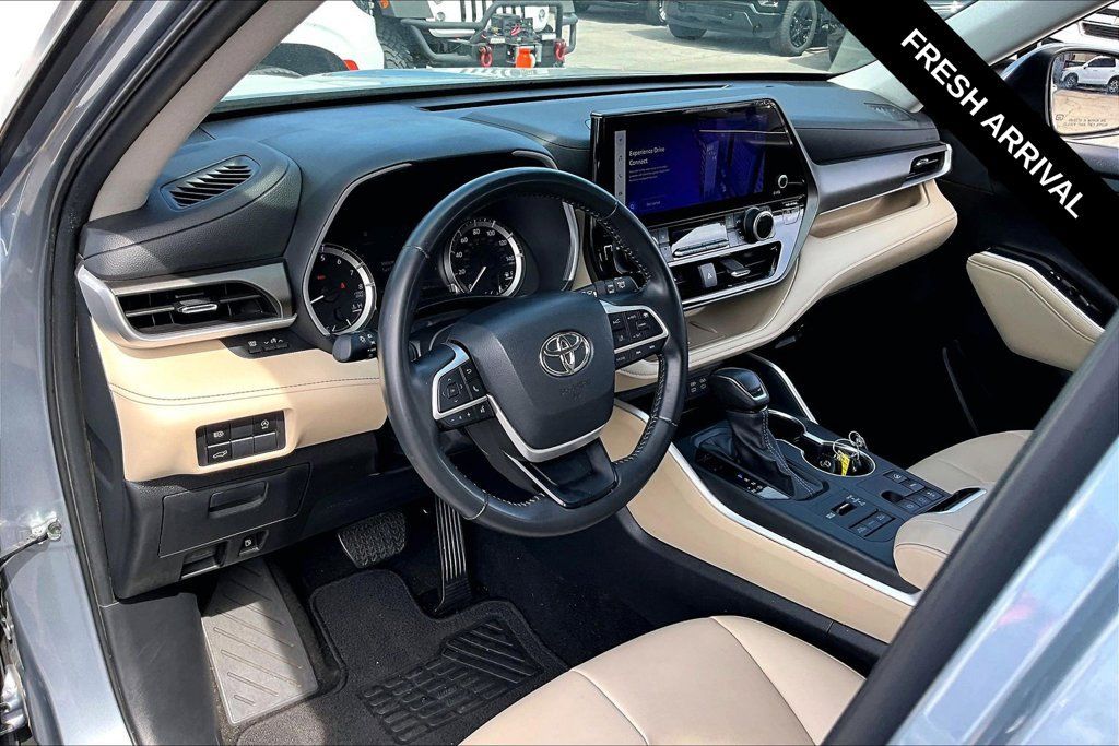 Used 2024 Toyota Highlander XLE AWD/4WD image 5
