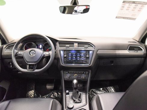 Used 2021 Volkswagen Tiguan SE w/ Panoramic Sunroof Package image 28