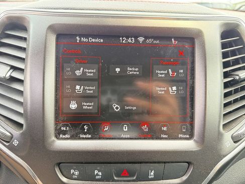 Used 2019 Jeep Cherokee Trailhawk AWD/4WD image 34