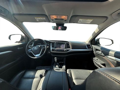Used 2018 Toyota Highlander XLE w/ Carpet Mat Package (TMS) image 19