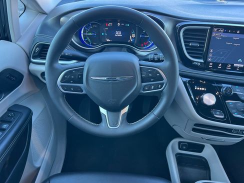Used 2024 Chrysler Pacifica Select image 14