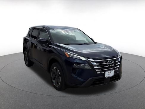 Used 2025 Nissan Rogue SV image 3
