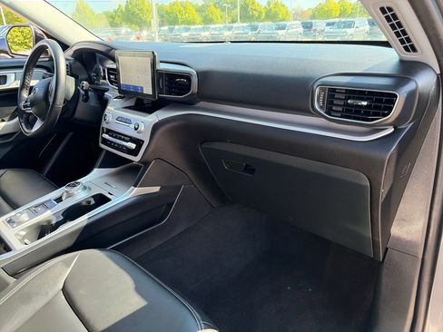 Used 2024 Ford Explorer XLT w/ Equipment Group 202A AWD/4WD image 10