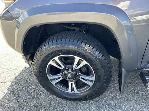 Used 2016 Toyota Tacoma TRD Sport image 10