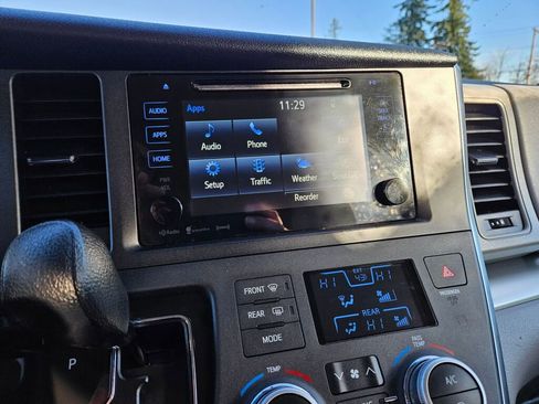 Used 2017 Toyota Sienna LE image 20