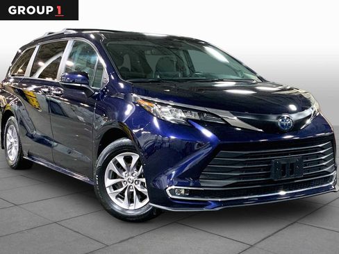 Used 2023 Toyota Sienna XLE w/ XLE Plus Package AWD/4WD image 3