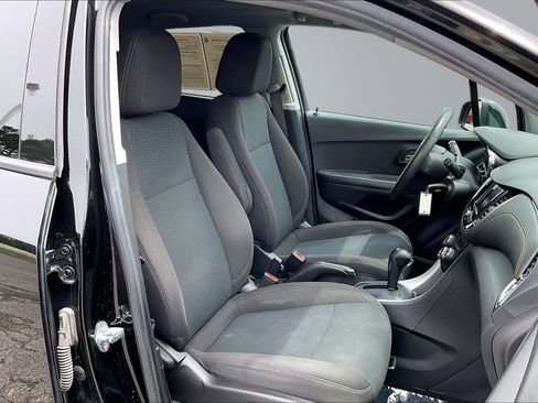 Used 2022 Chevrolet Trax LS w/ Tint and Cruise Package AWD/4WD image 7