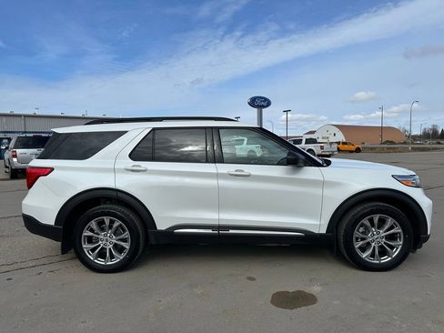 Used 2022 Ford Explorer XLT w/ Equipment Group 202A image 6
