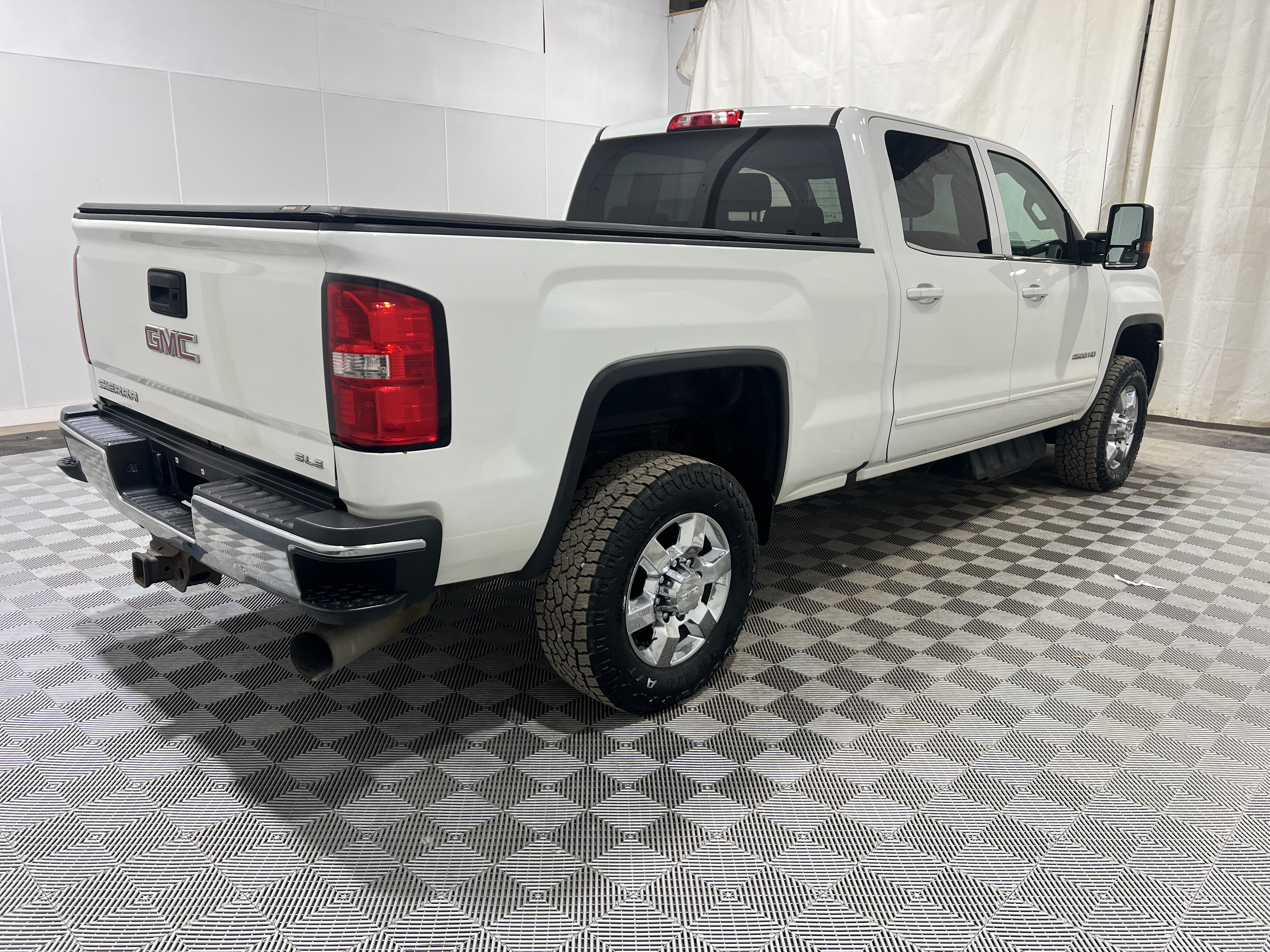Used 2019 GMC Sierra 2500 SLE w/ SLE Preferred Package AWD/4WD image 3