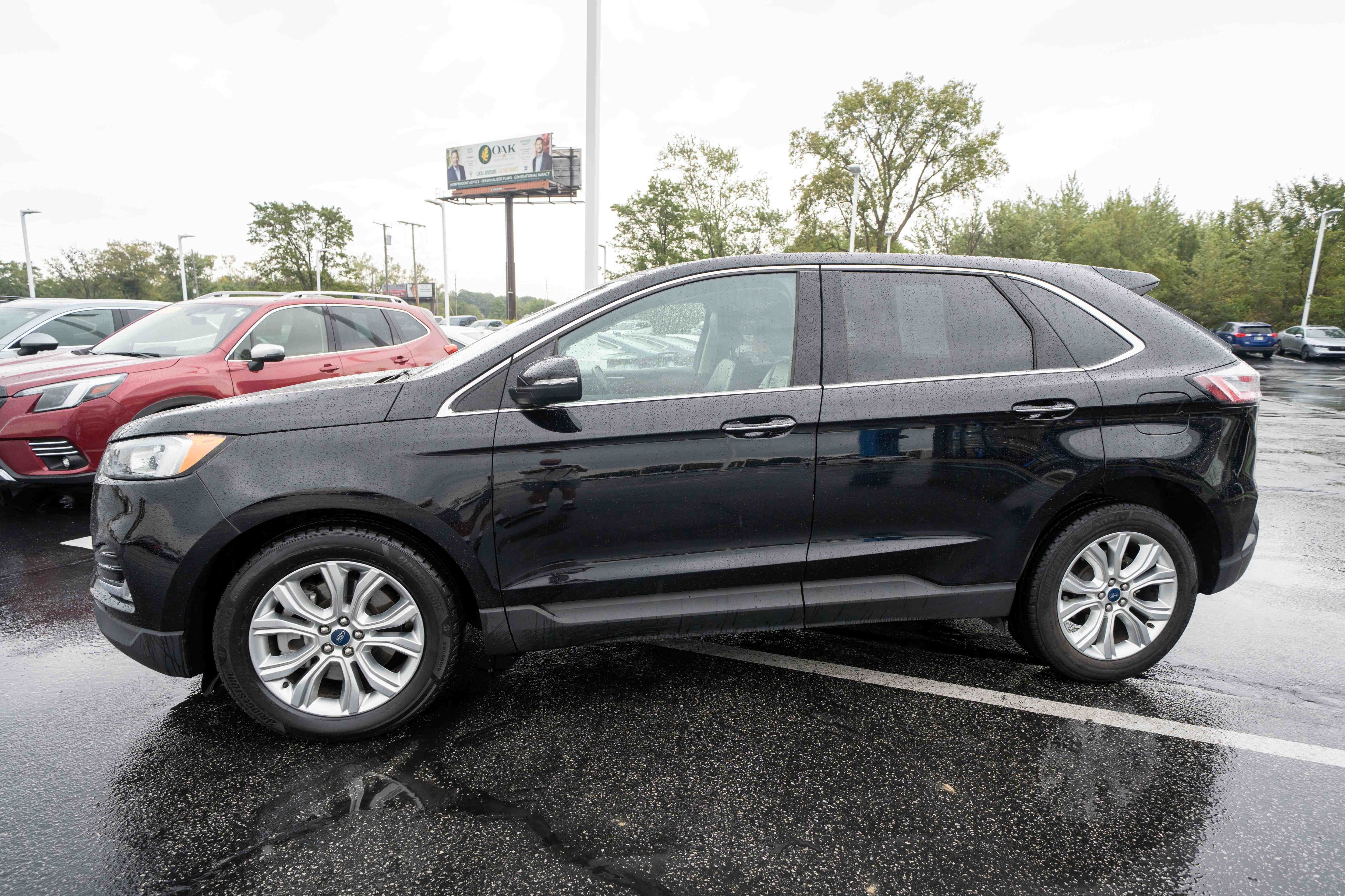 Used 2021 Ford Edge Titanium FWD image 3
