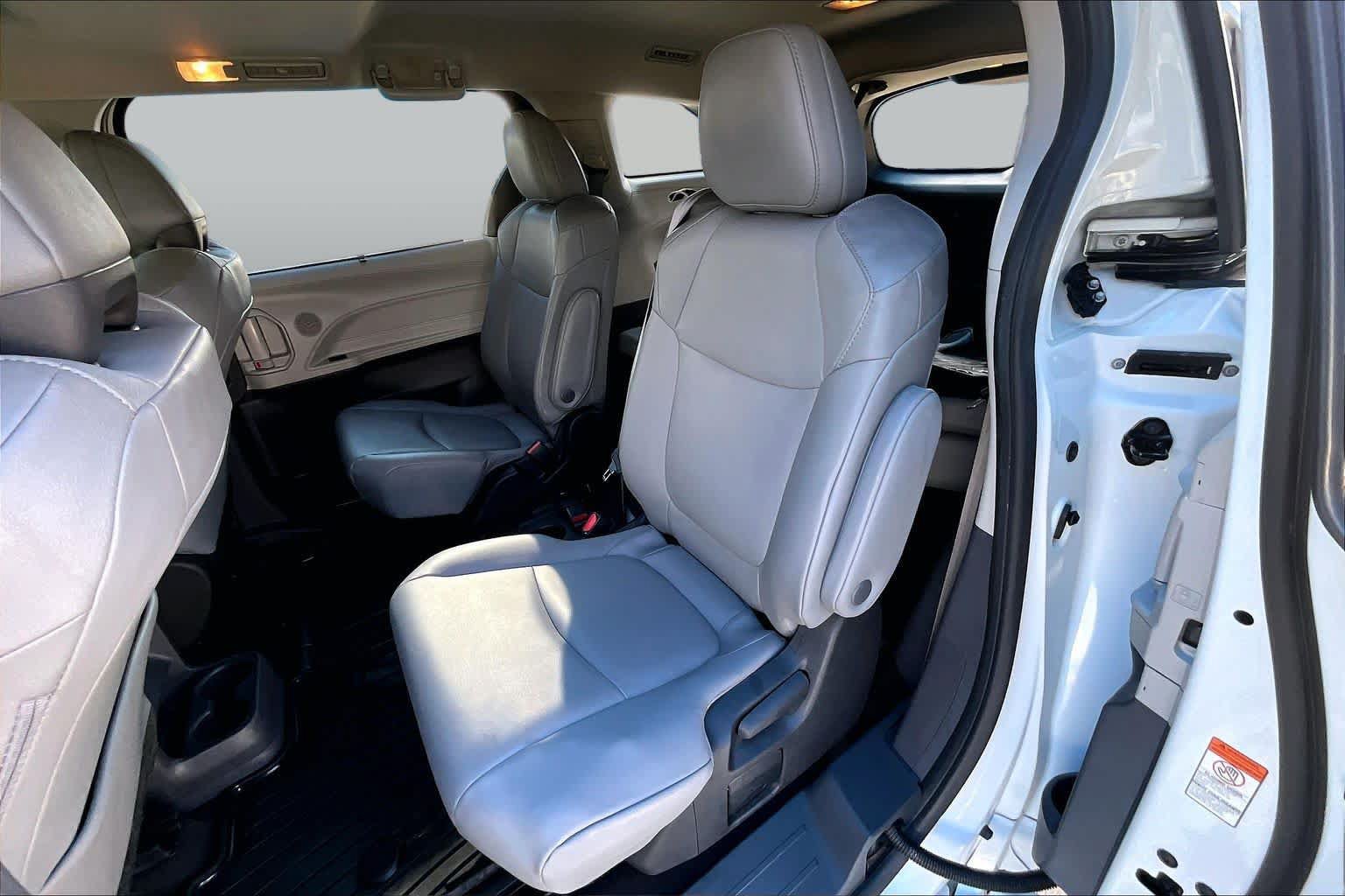 Used 2022 Toyota Sienna XLE FWD image 19