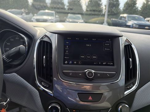 Used 2019 Chevrolet Cruze LT image 13