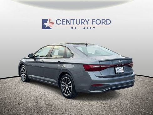 Used 2025 Volkswagen Jetta SE FWD image 4