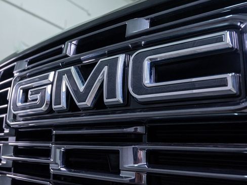 Used 2025 GMC Yukon Denali Ultimate AWD/4WD image 5