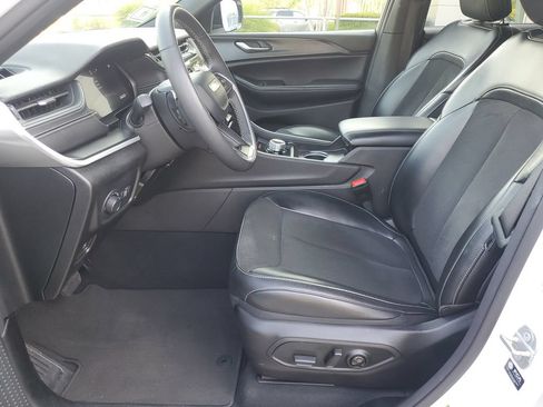 Used 2024 Jeep Grand Cherokee Altitude RWD image 20