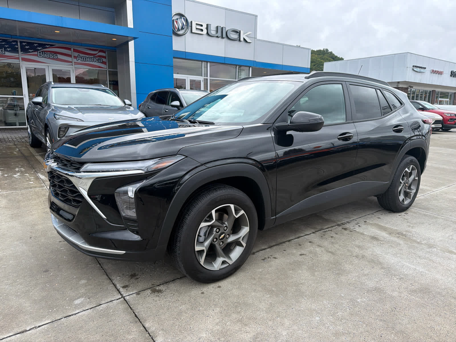 Used 2025 Chevrolet Trax LT FWD image 1