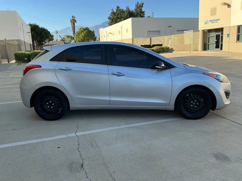 Used 2017 Hyundai Elantra GT FWD image 4