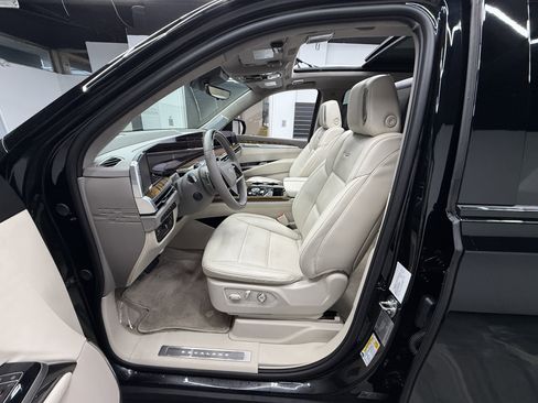 Used 2025 Cadillac Escalade ESV Sport Platinum image 15