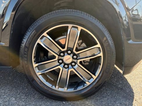 Used 2017 GMC Acadia Denali w/ Technology Package FWD image 9