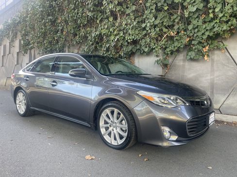 Used 2013 Toyota Avalon Limited w/ Technology Pkg image 4