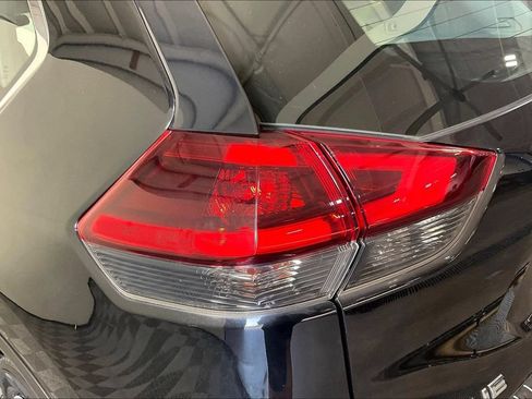 Used 2018 Nissan Rogue S FWD image 36