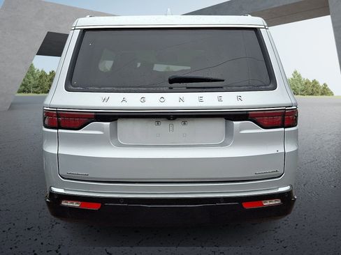 Used 2023 Jeep Wagoneer L Series II image 5
