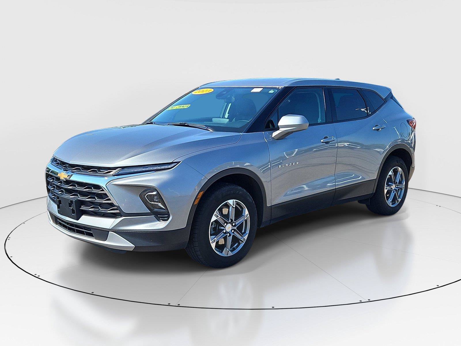 Used 2023 Chevrolet Blazer LT FWD image 2