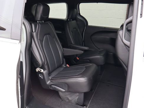 Used 2025 Chrysler Pacifica Select AWD/4WD image 7