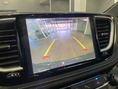 Used 2025 Chrysler Pacifica Limited FWD image 28
