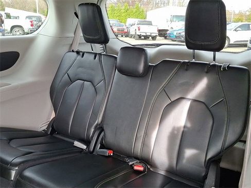 Used 2023 Chrysler Pacifica Touring-L image 9