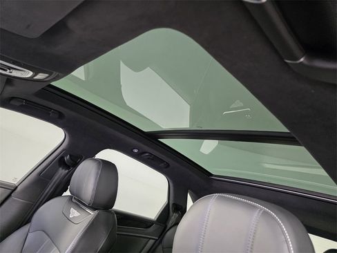 Used 2019 Bentley Bentayga image 13