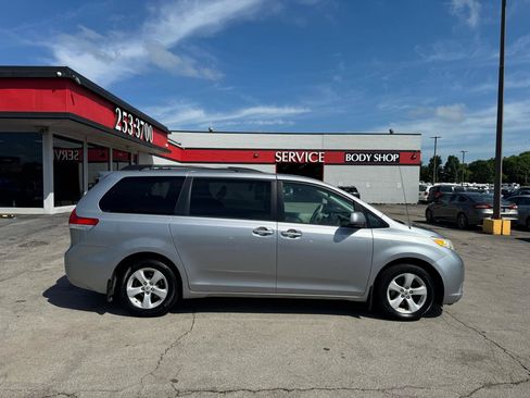 Used 2011 Toyota Sienna LE w/ Towing Pkg FWD image 2
