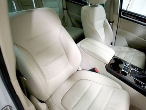 Used 2016 Volkswagen Touareg TDI image 9