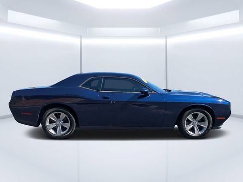 Used 2015 Dodge Challenger SXT RWD image 2